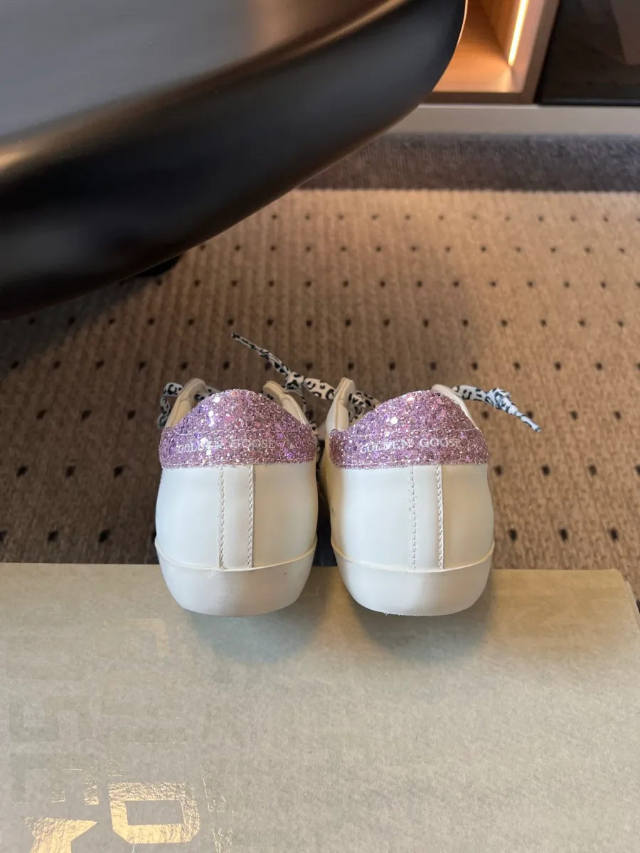Задняя часть кед Golden Goose Super-Star с розовым глиттерным кантом, вид сзади