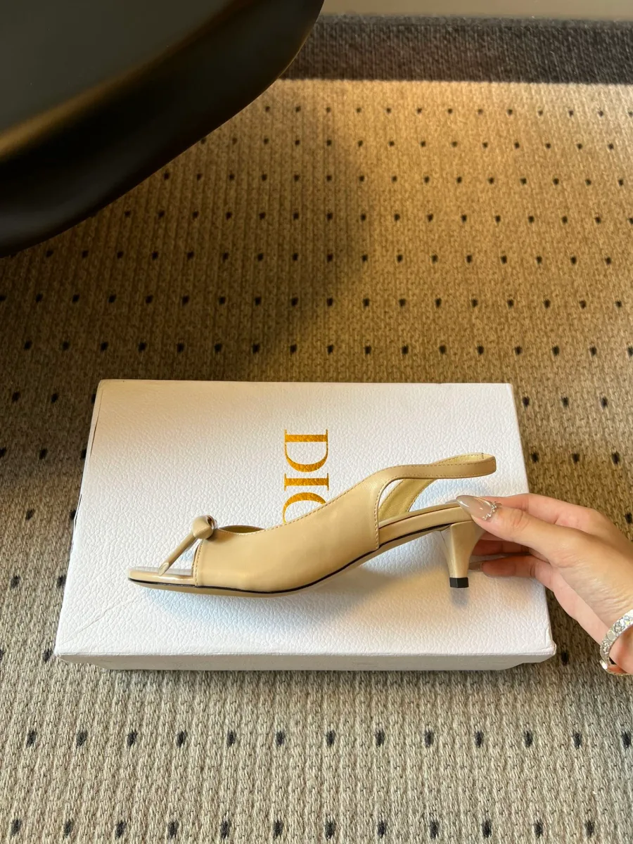Бежевая босоножка на невысоком каблуке с ремешком slingback, вид сбоку