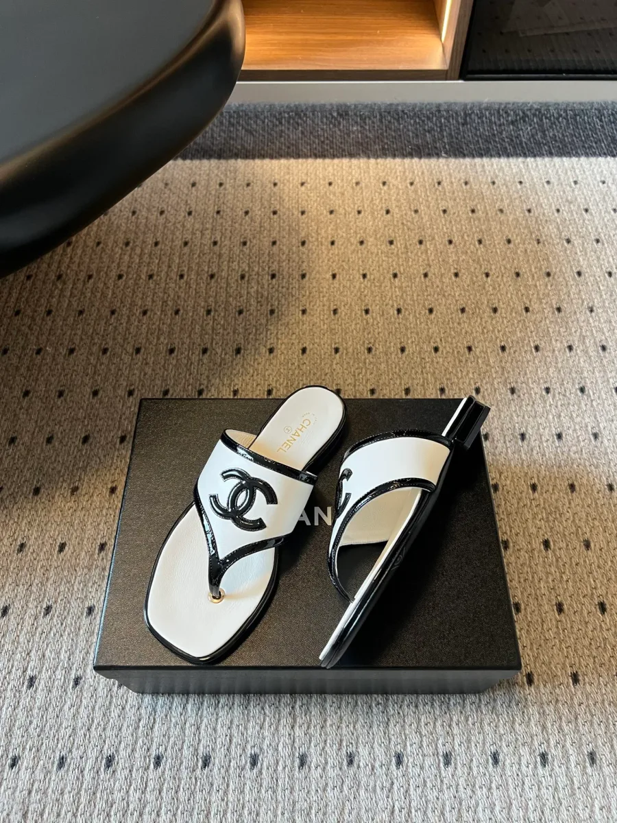 Белые шлепанцы Chanel с черной окантовкой, вид сверху и сбоку