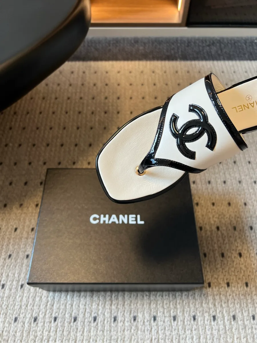 Белый шлепанец Chanel с крупным логотипом CC крупным планом