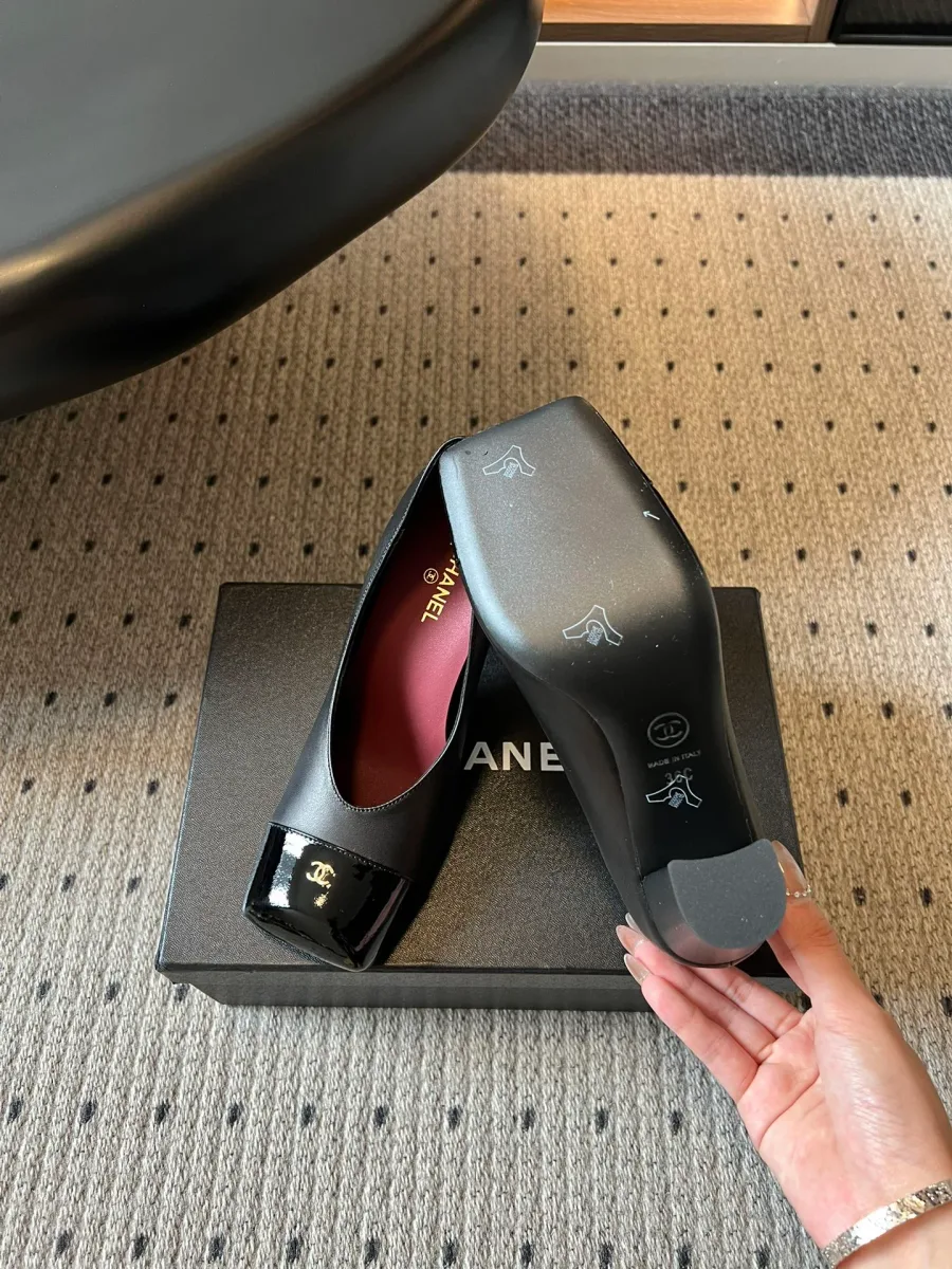 Кожаная подошва чёрной туфли с фирменной маркировкой
