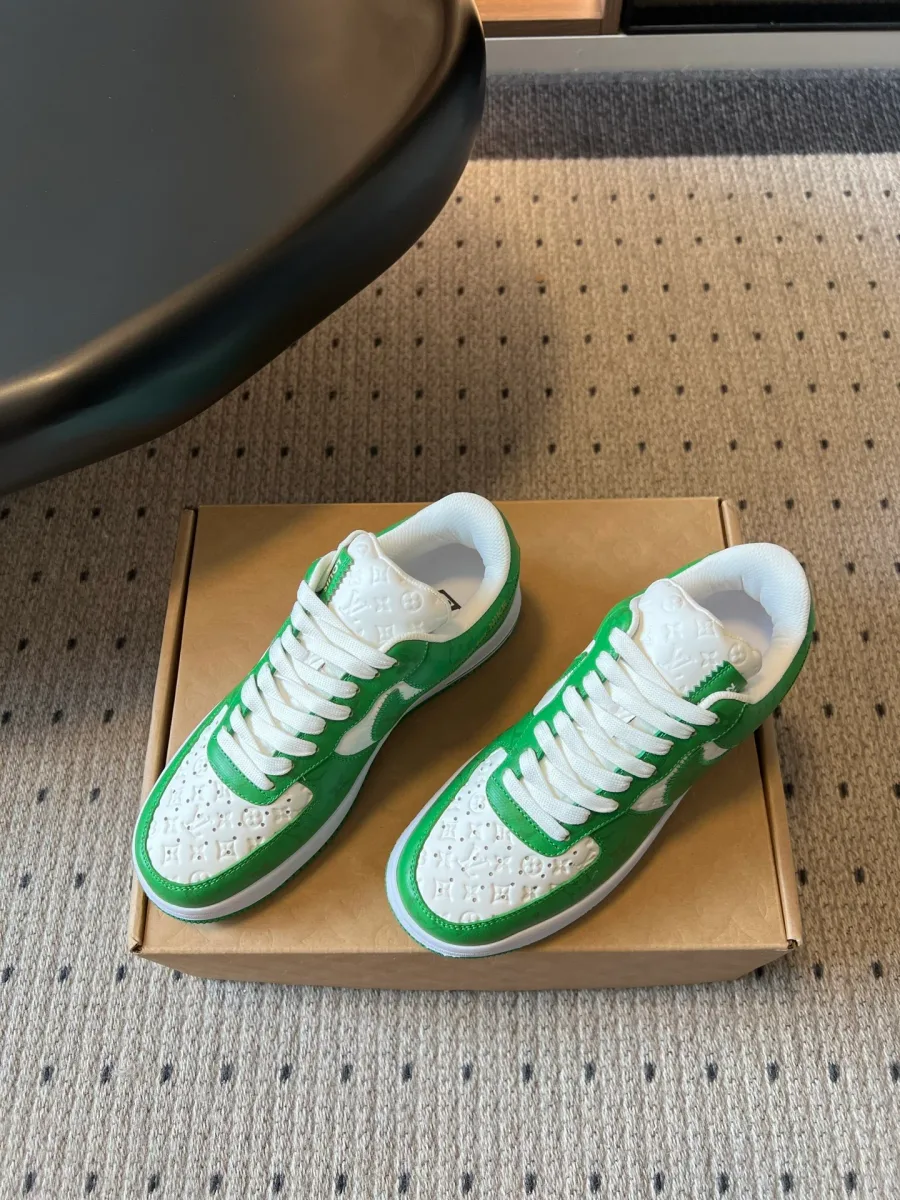 Зелёно-белые кроссовки с тиснением Monogram на обувной коробке, вид сверху под углом