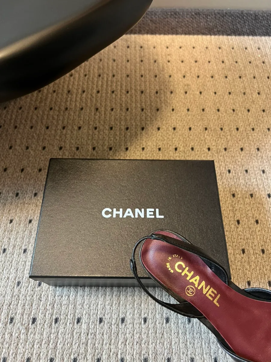 Фрагмент бордовой стельки с логотипом Chanel и эластичным ремешком задника