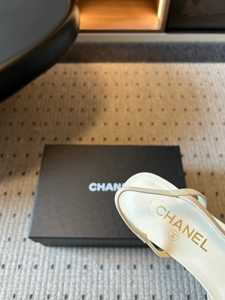 Эластичный пяточный ремешок и золотистый логотип Chanel на стельке крупным планом