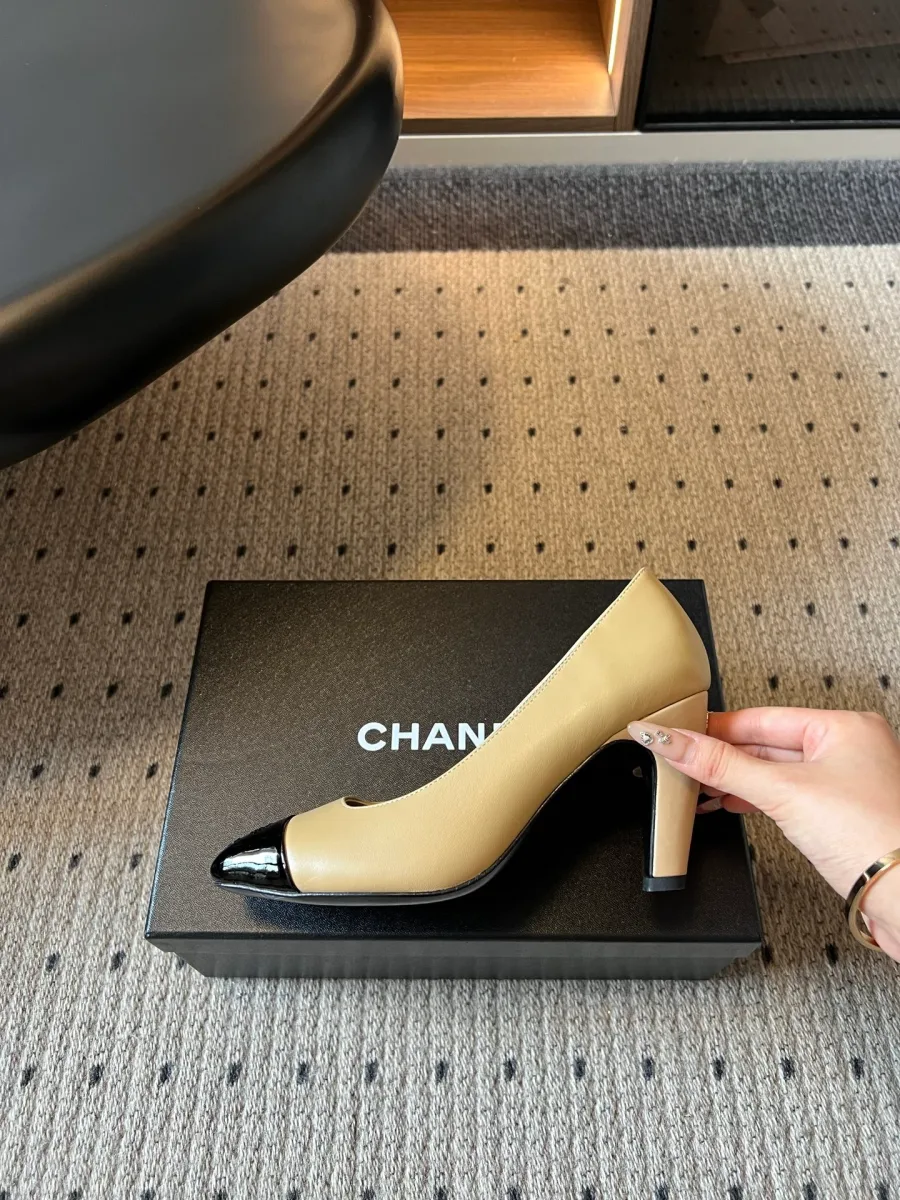 Бежевая туфля Chanel на фигурном каблуке высотой 8,5 см, вид в профиль