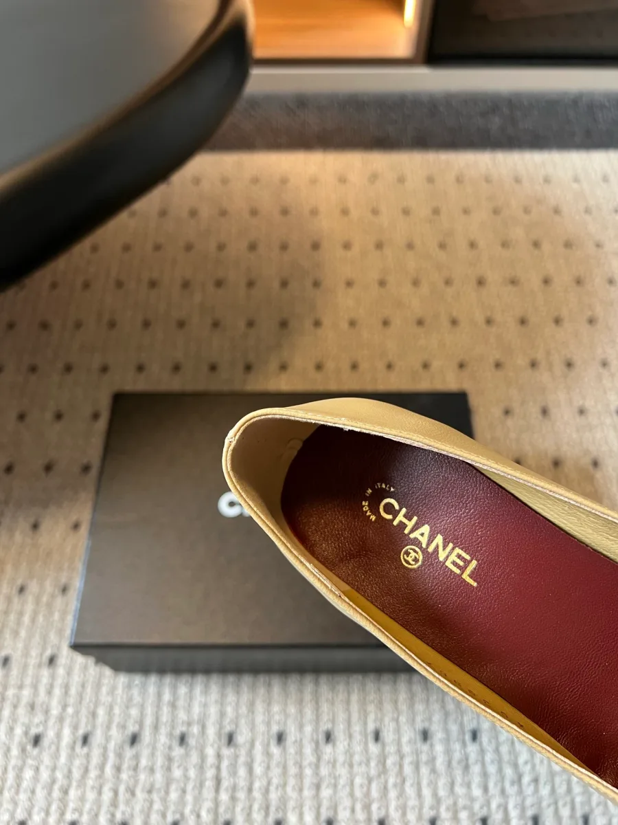 Крупный план бордовой кожаной стельки с золотистым тиснением Chanel