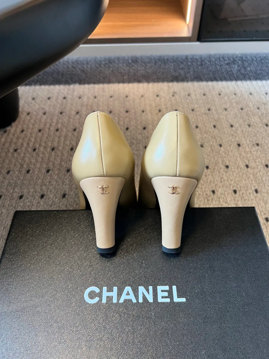 Вид сзади на задники и каблуки бежевых туфель Chanel с миниатюрным логотипом