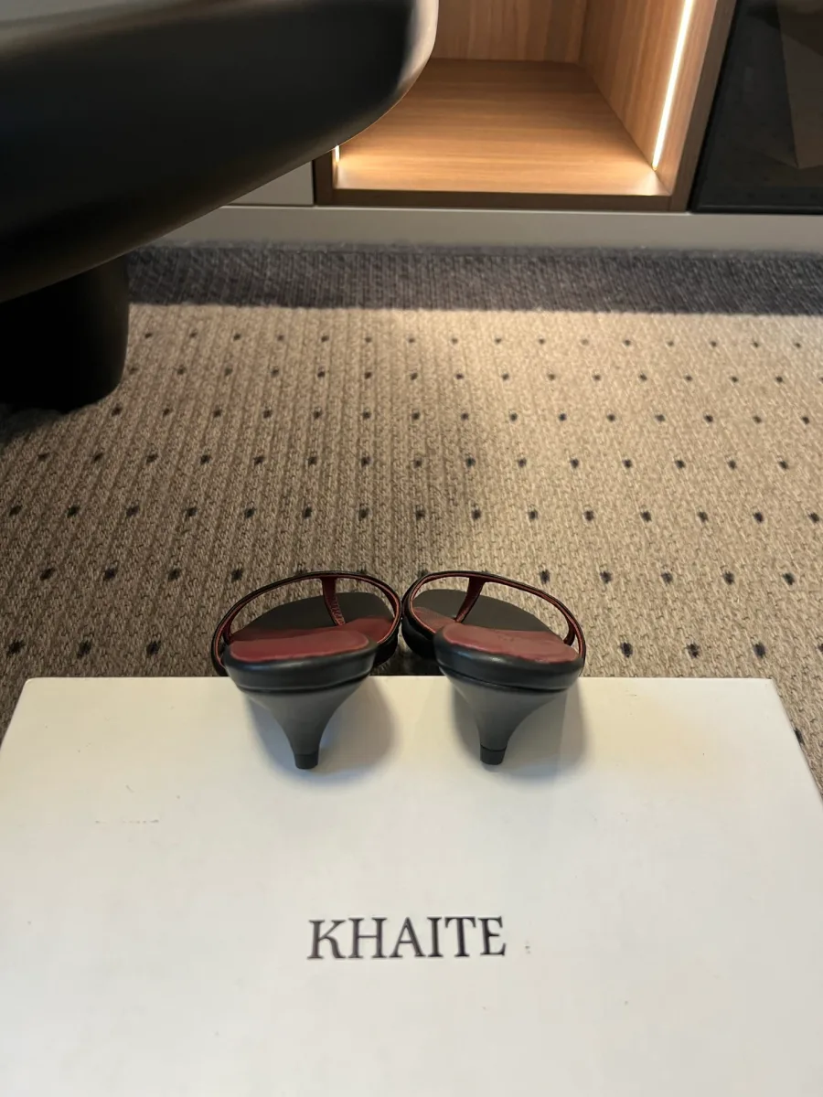Чёрные мюли, вид сзади на каблуки kitten heel на фоне фирменной коробки