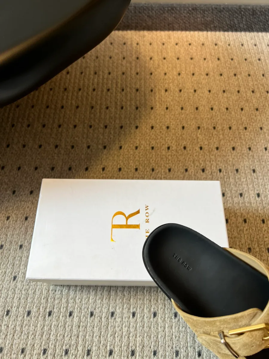 Кожаная стелька бежевого шлепанца The Row с логотипом бренда крупным планом