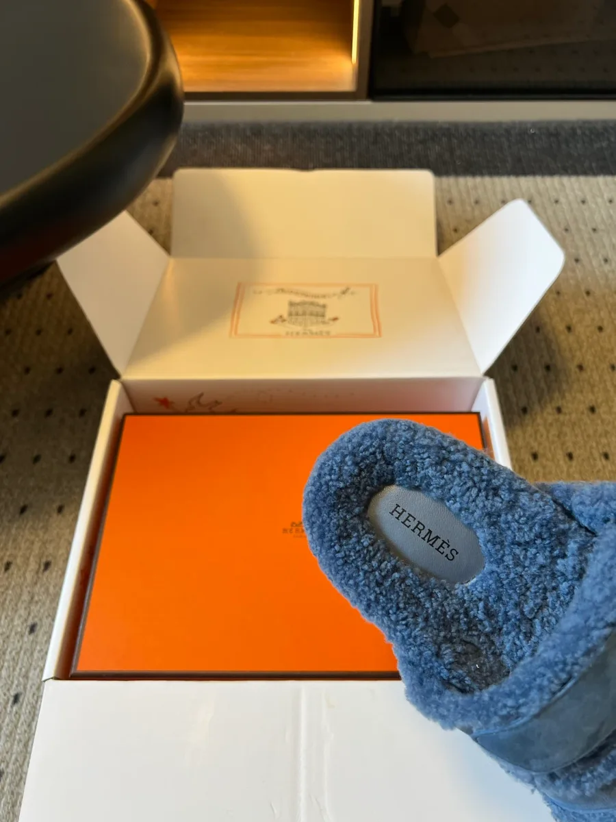 Стелька из синей овчины с кожаной вставкой и тиснением Hermes