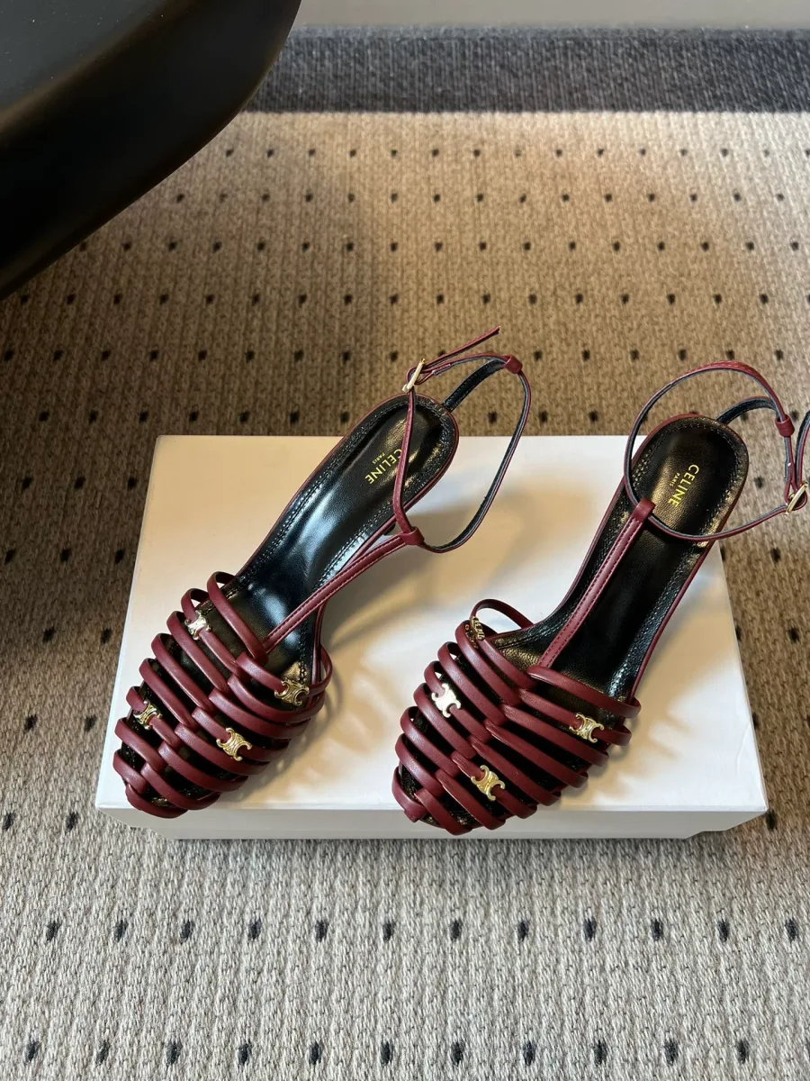 Плетеные кожаные босоножки на каблуке, ракурс сверху под углом