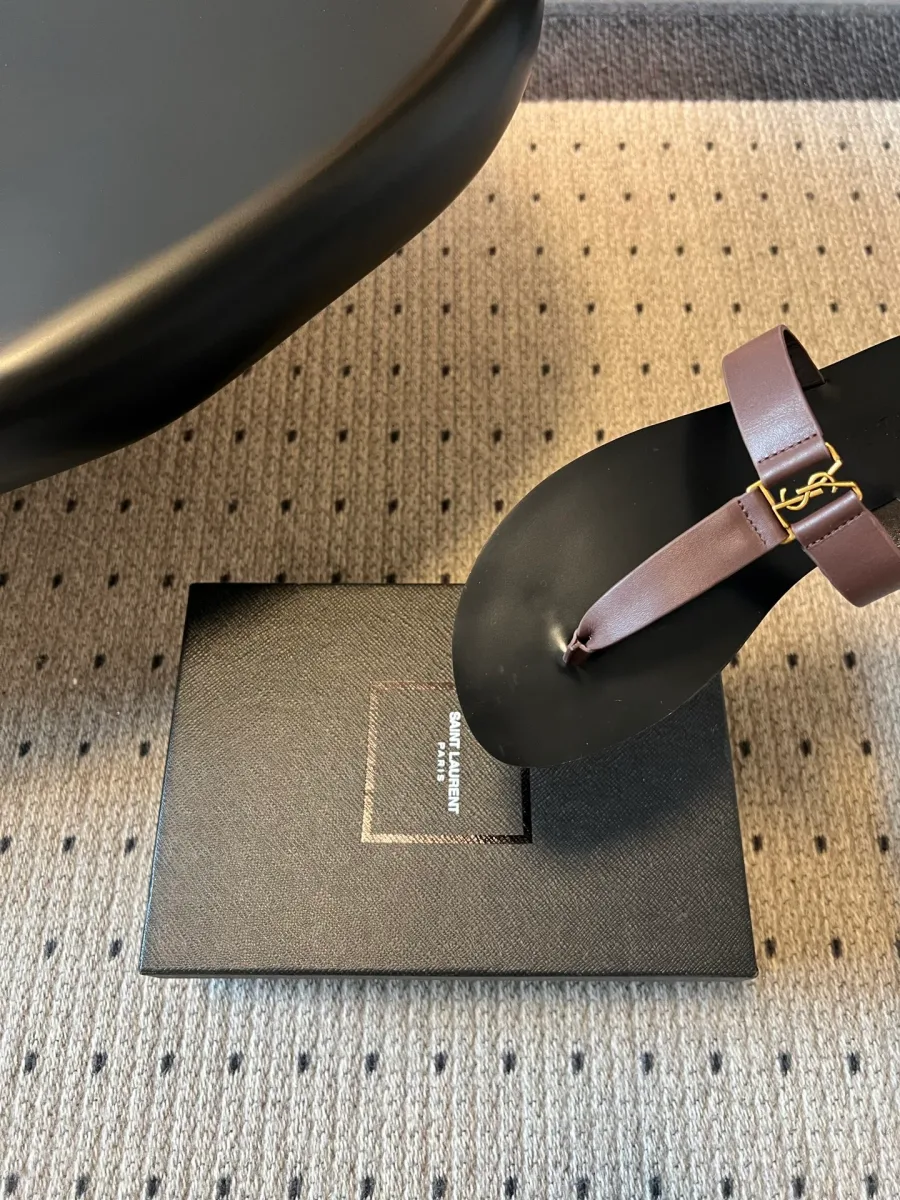 Вид сзади на каблук кожаных шлепанцев Saint Laurent