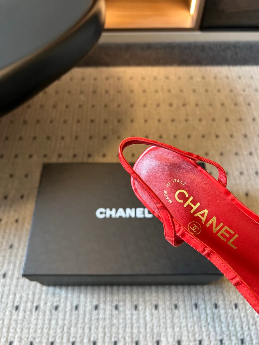 Крупный план пяточной части стельки с золотистым логотипом Chanel