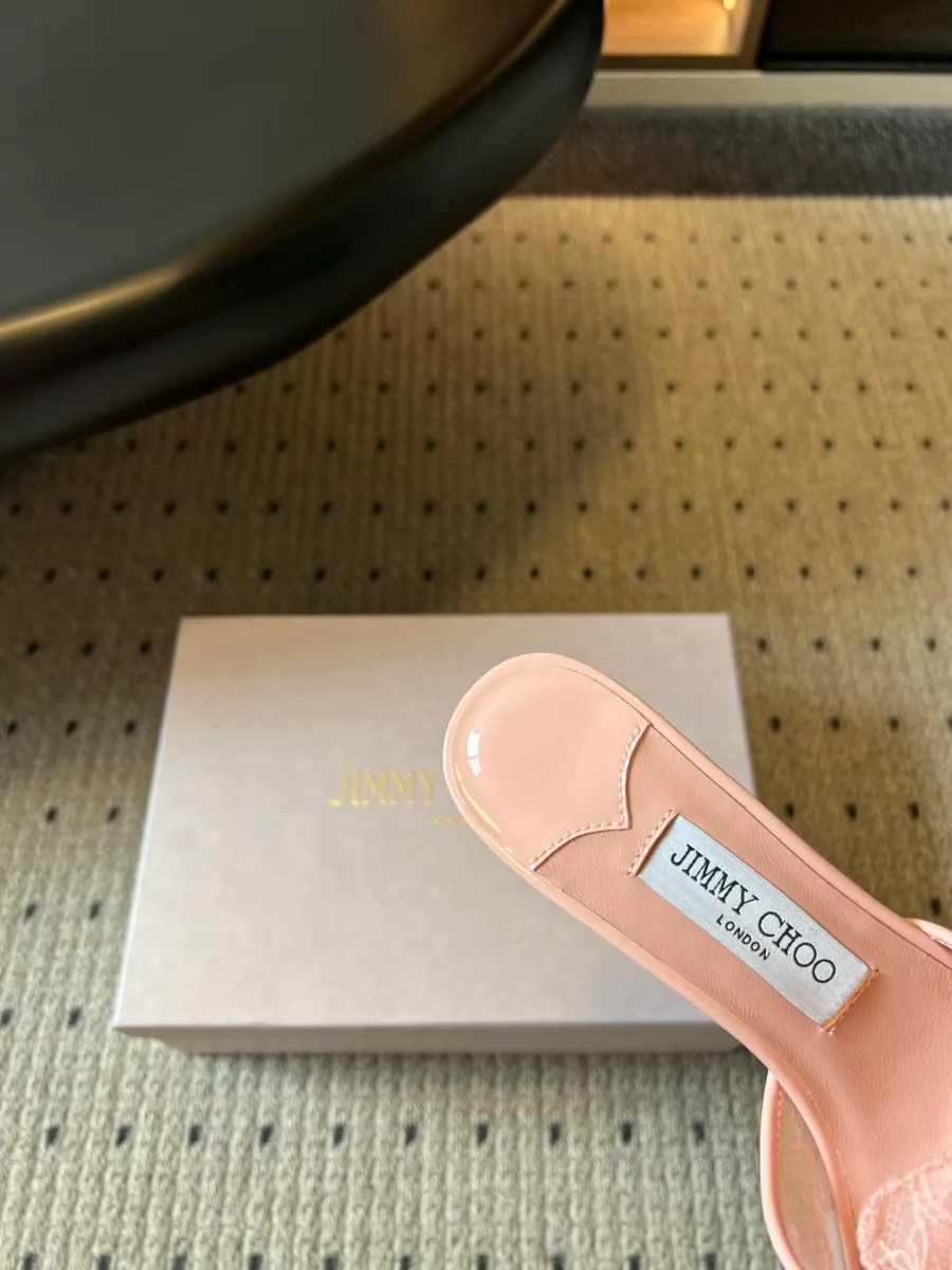Крупный план пяточной части розовой стельки с логотипом Jimmy Choo