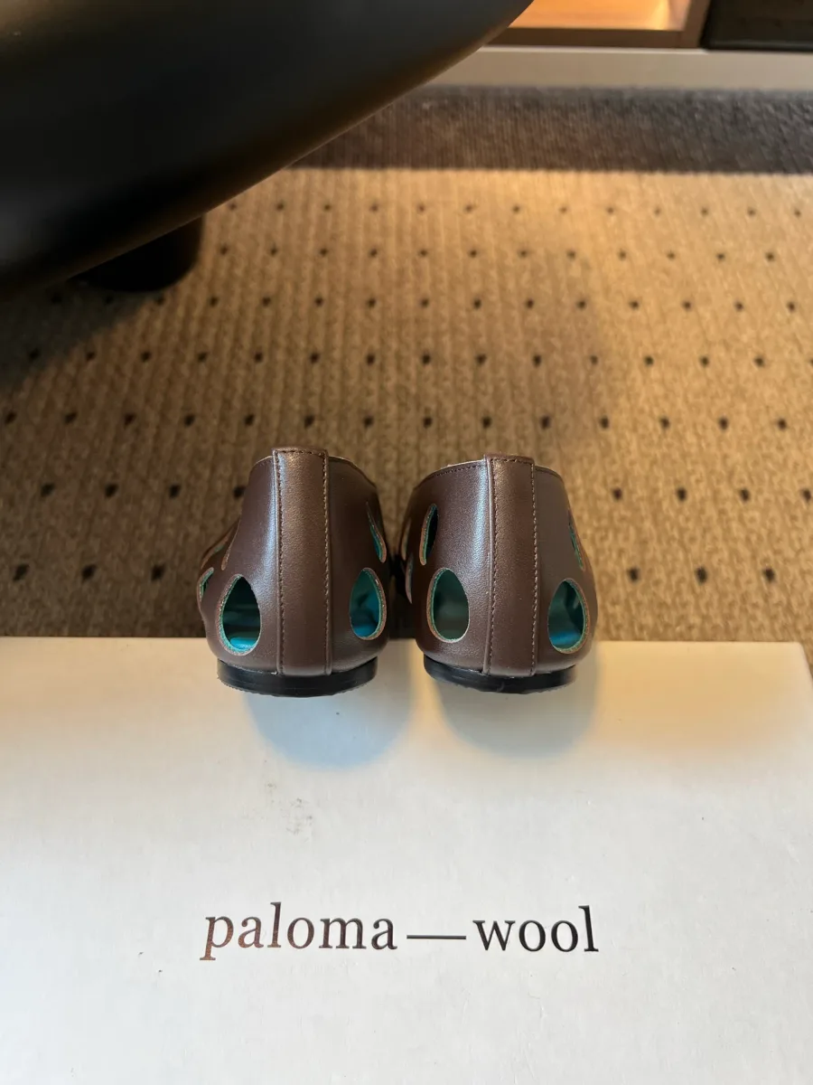 Пара коричневых балеток Paloma Wool, вид со стороны пяток