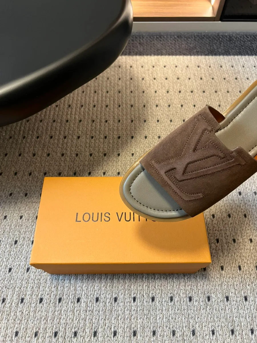 Вид на стельку с брендингом Louis Vuitton