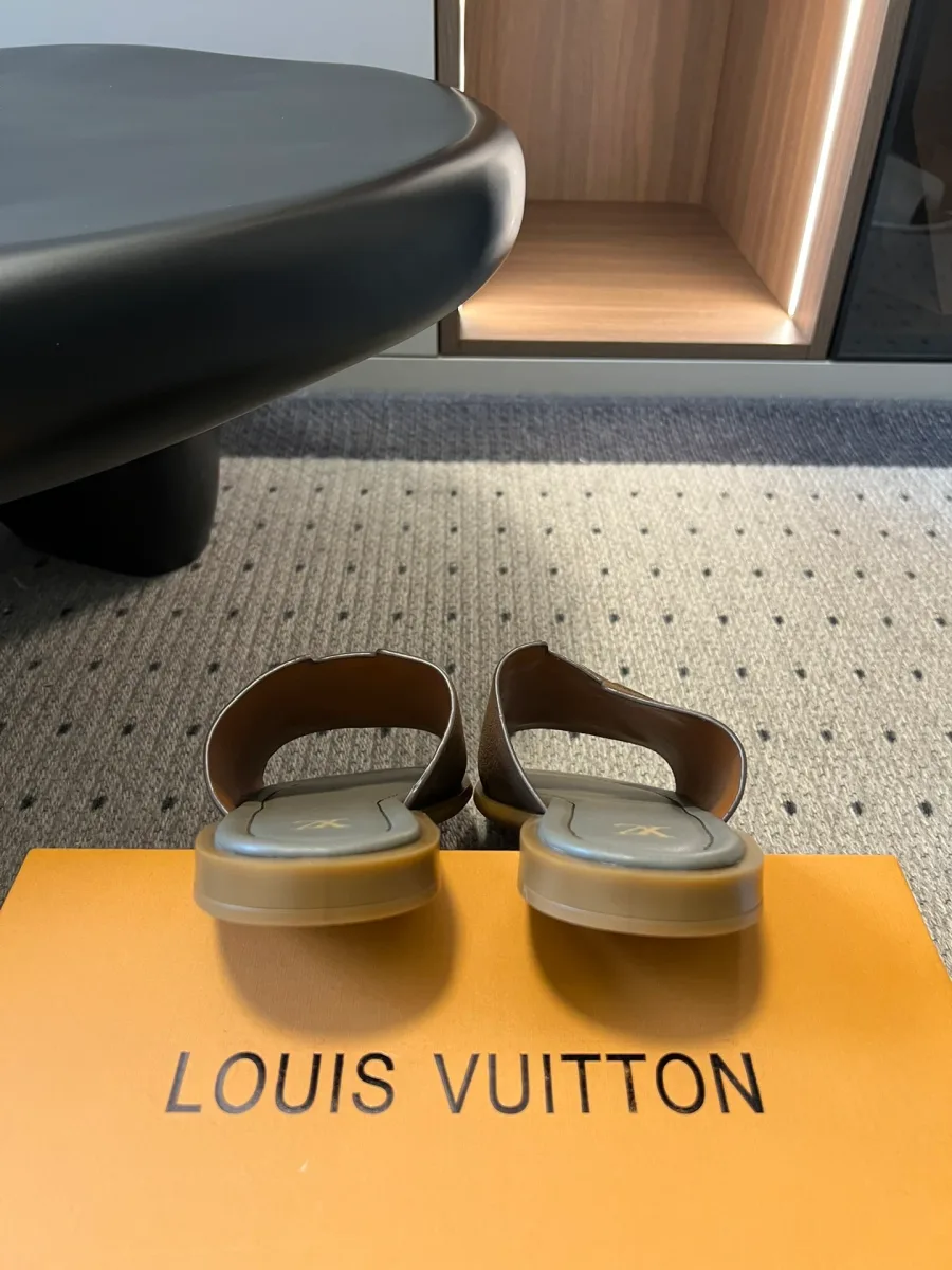 Шлёпанцы Louis Vuitton в ракурсе три четверти