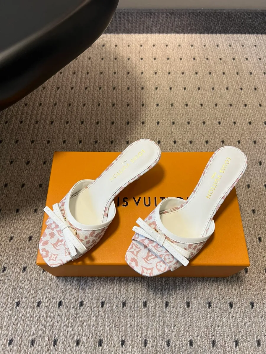 Мюли на каблуке с узором Monogram и бантом, ракурс три четверти