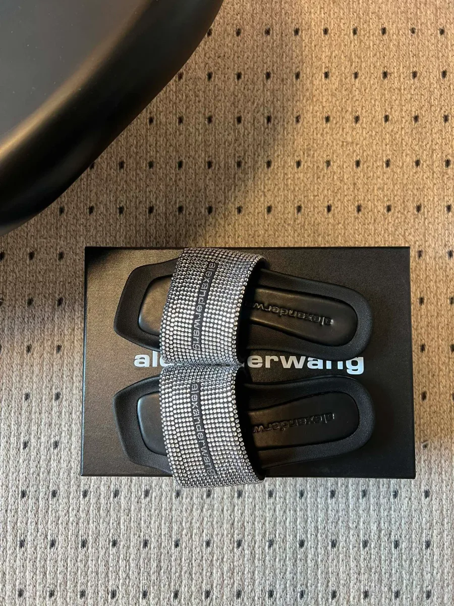 Шлёпанцы с отделкой стразами, вид сверху на квадратный мыс