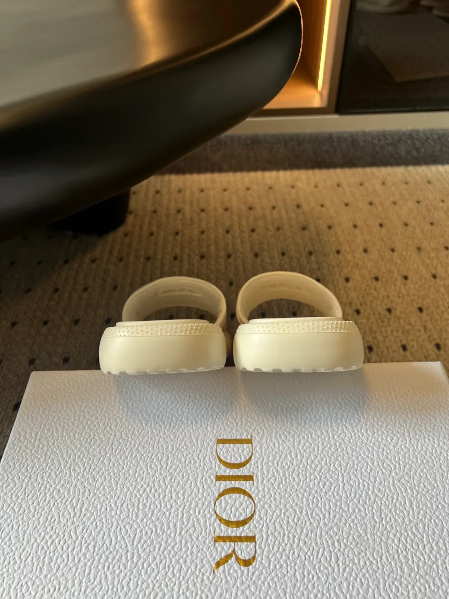 Вид сзади на утолщённую резиновую подошву шлепанцев Dior