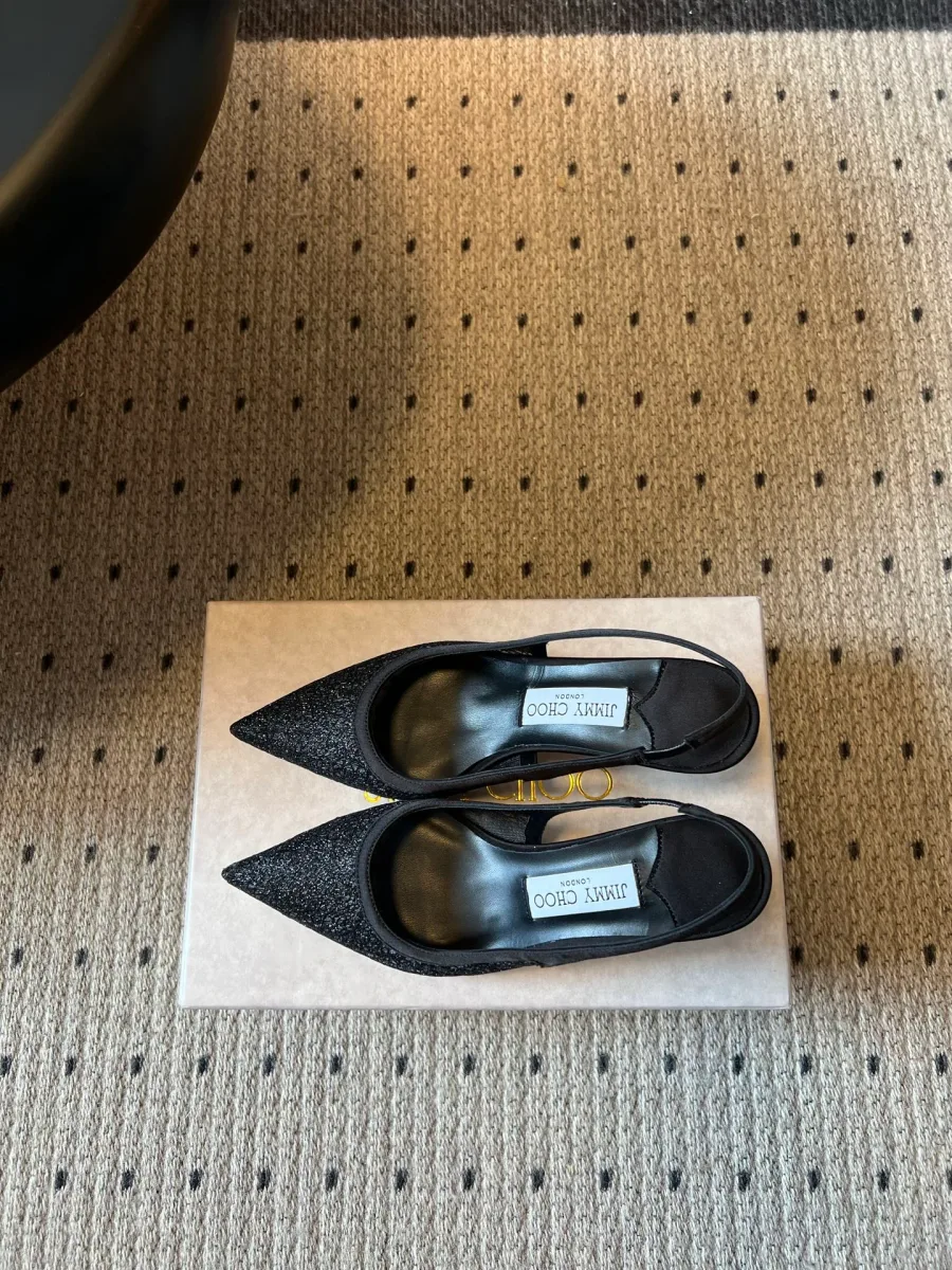 Вид сверху на чёрные кружевные слингбэки с фирменной стелькой Jimmy Choo