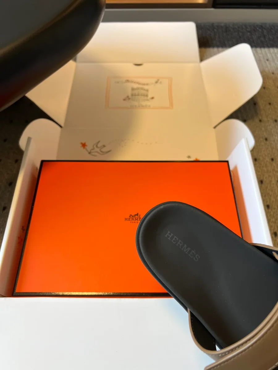 Анатомическая стелька шлёпанца с тиснёным логотипом бренда