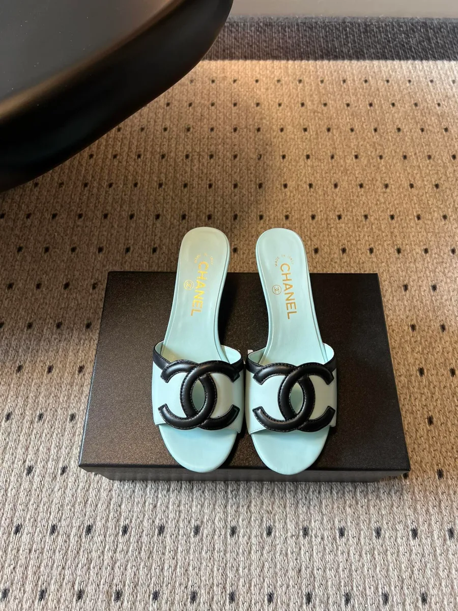 Светло-голубые кожаные мюли Chanel с чёрным логотипом CC на коробке, вид сверху