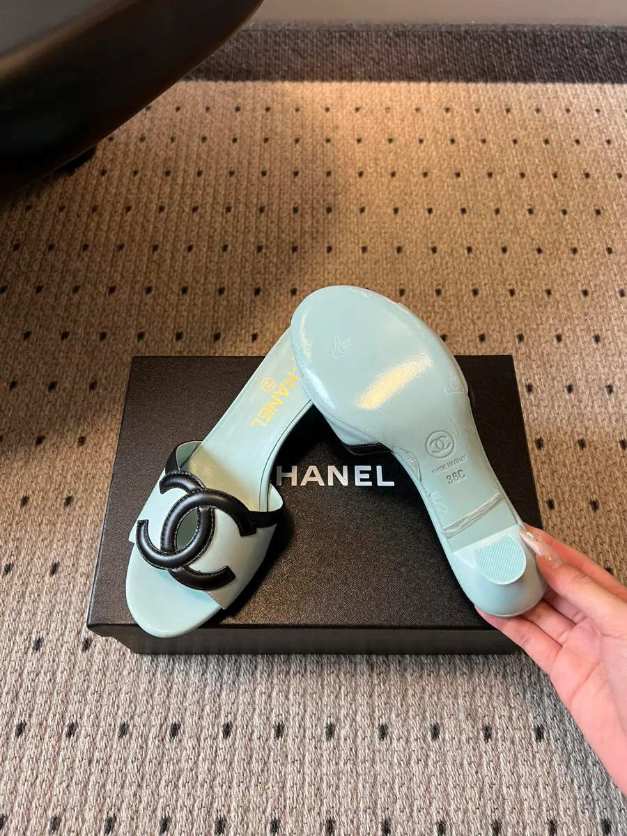 Кожаная подошва и фигурный каблук светло-голубых мюлей Chanel