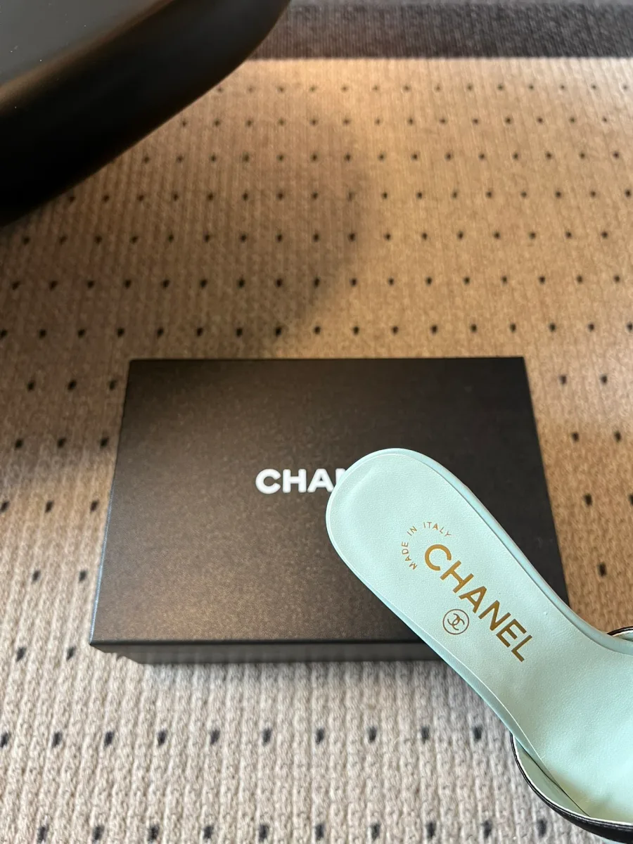 Кожаная стелька светло-голубого цвета с золотистым тиснением логотипа Chanel
