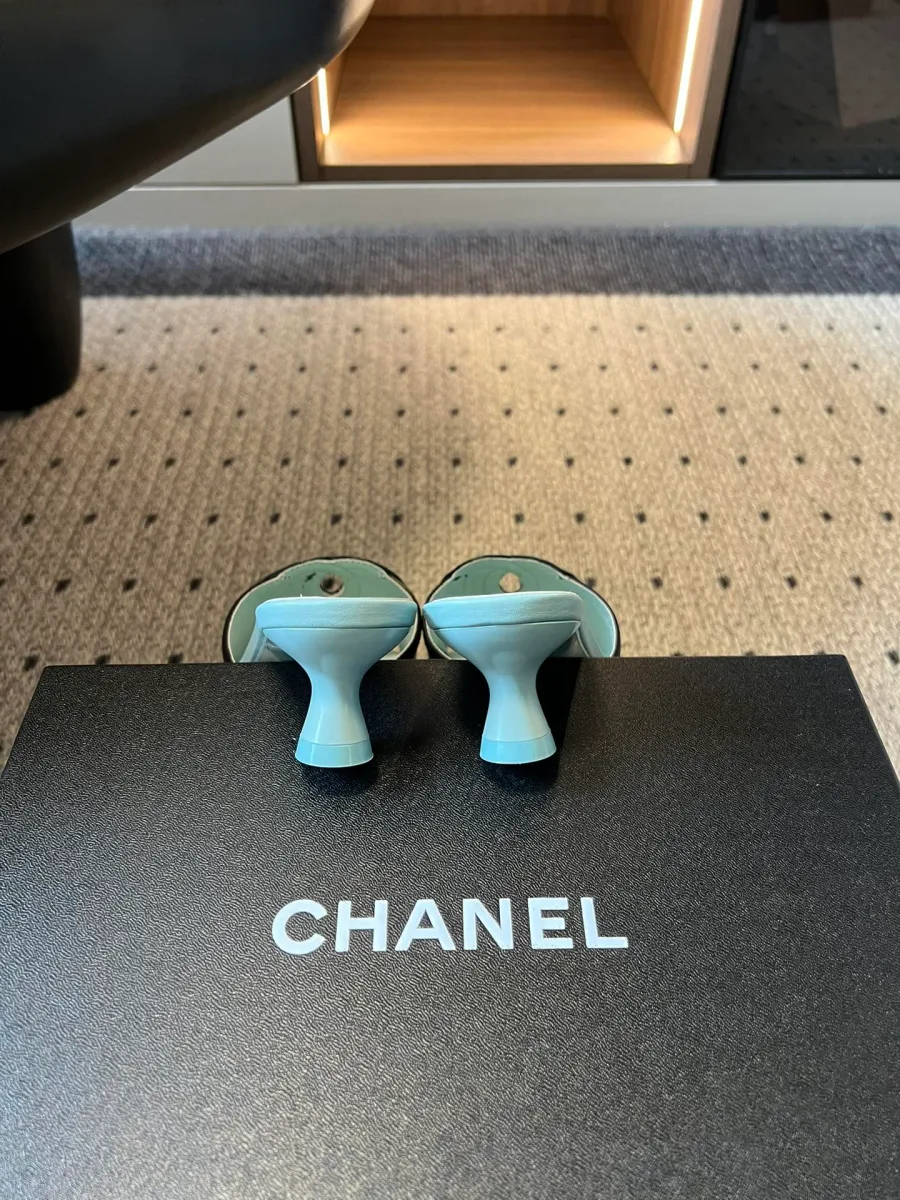 Фигурные каблуки светло-голубых мюлей Chanel, вид сзади