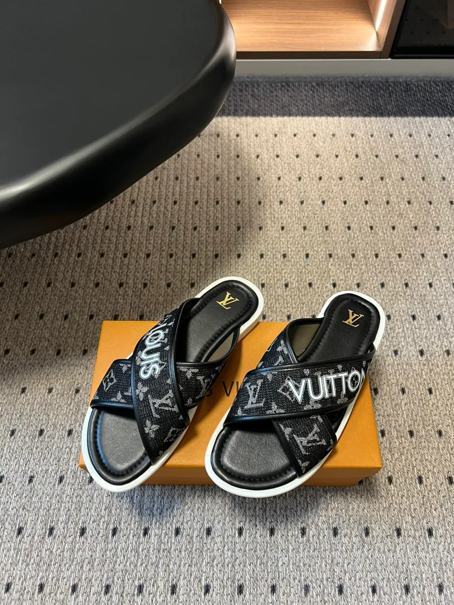 Вид сбоку на чёрные шлёпанцы Louis Vuitton