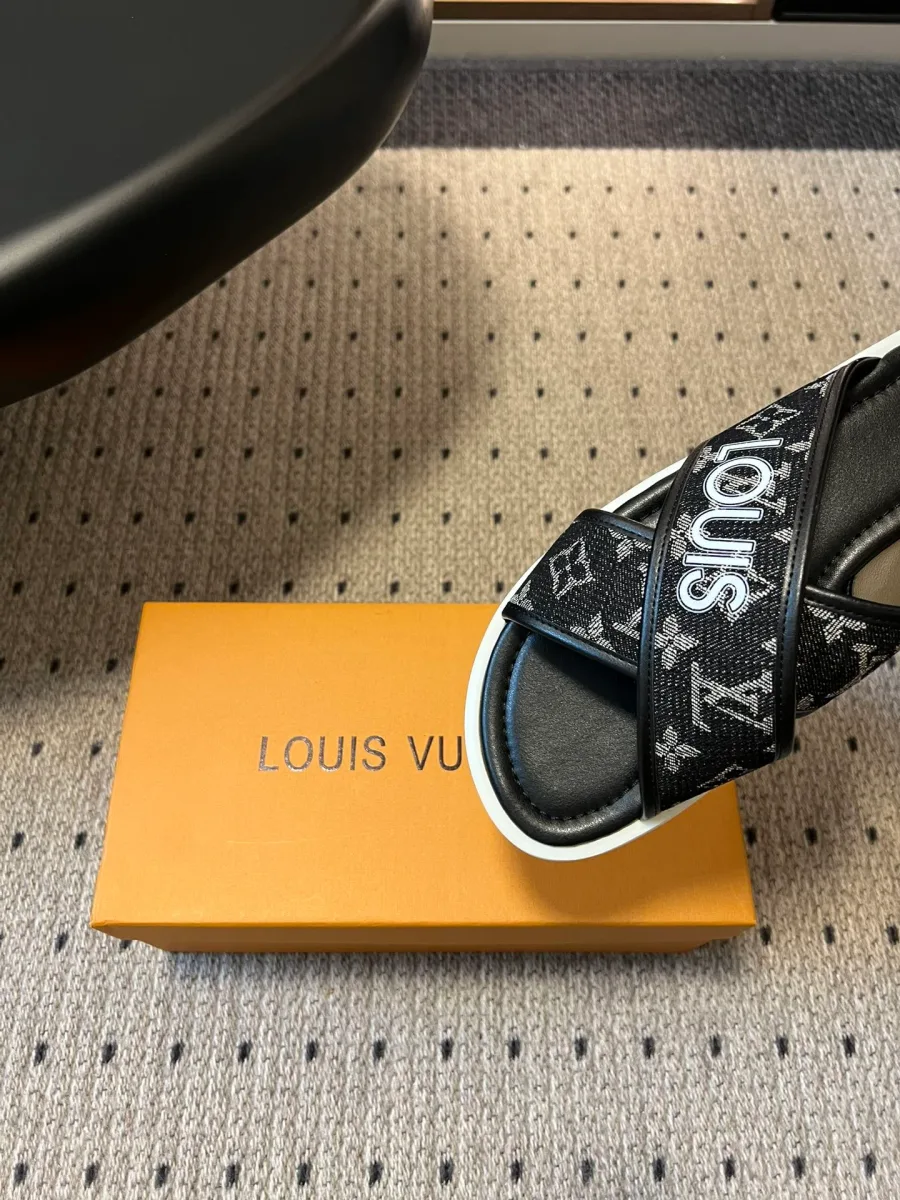 Логотип Louis Vuitton на стельке шлёпанцев