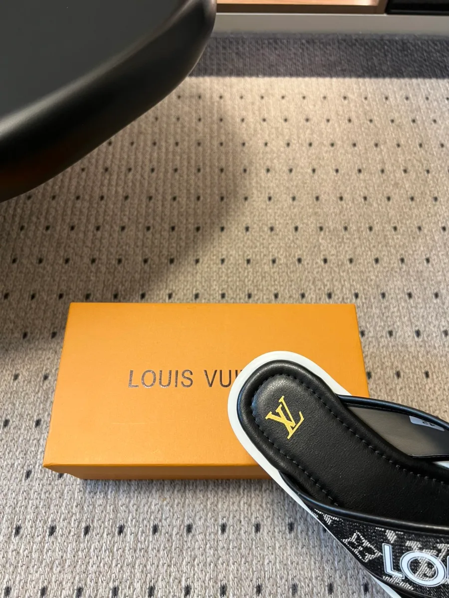 Рельефный рисунок протектора на подошве Louis Vuitton