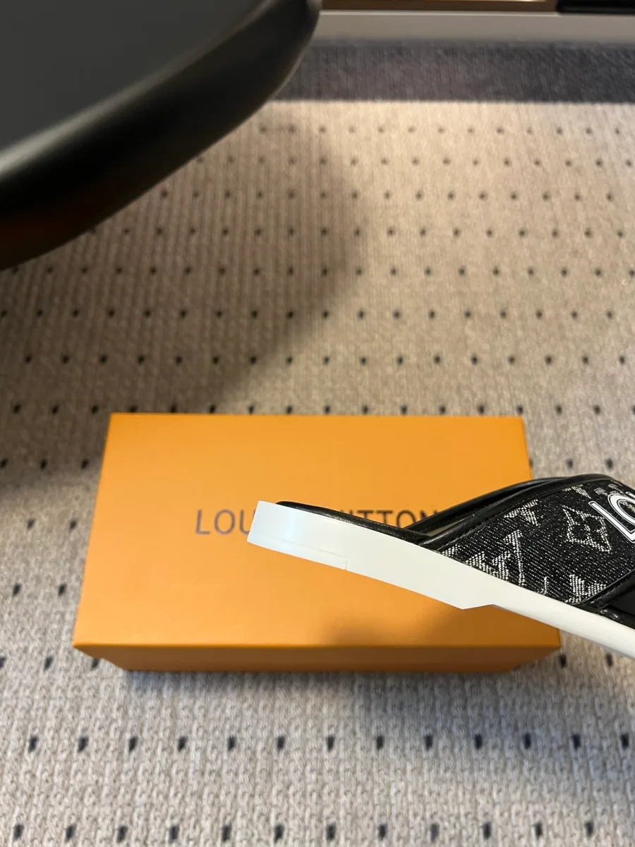 Детальный вид шва на кожаных ремешках Louis Vuitton