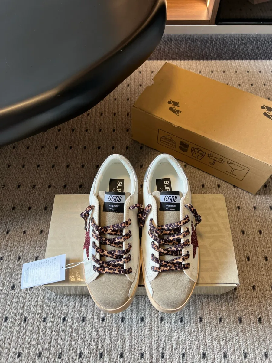 Белые кожаные кеды Golden Goose Super-Star с леопардовыми шнурками, вид сверху на коробке