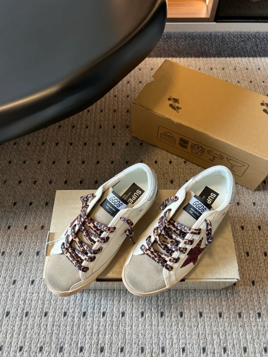 Пара кед Super-Star с потертостями, замшевым мыском и леопардовыми шнурками, ракурс спереди
