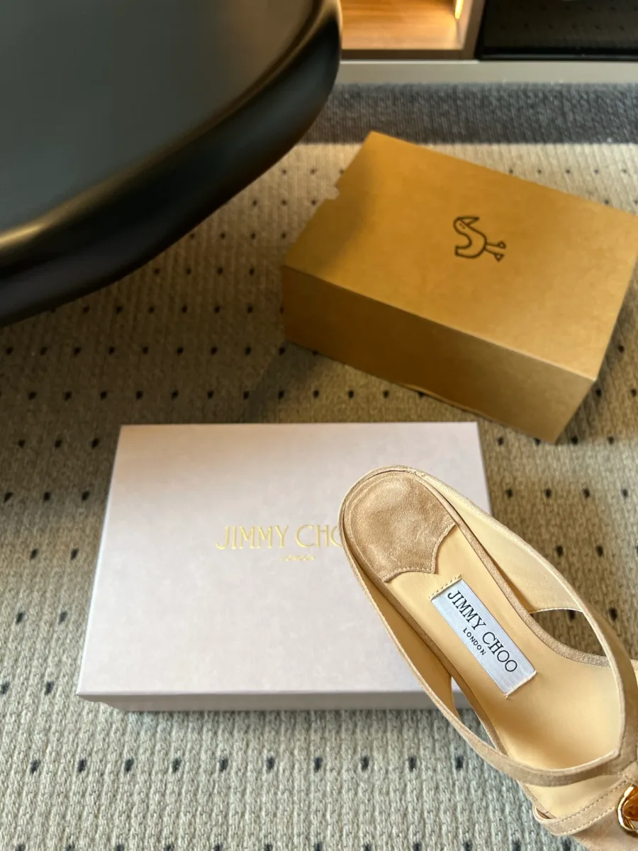 Деталь стельки из натуральной кожи с логотипом бренда Jimmy Choo