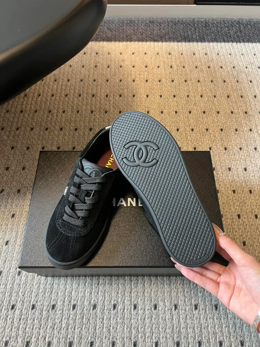 Чёрные замшевые кеды Chanel, демонстрация подошвы из TPU с рельефным логотипом