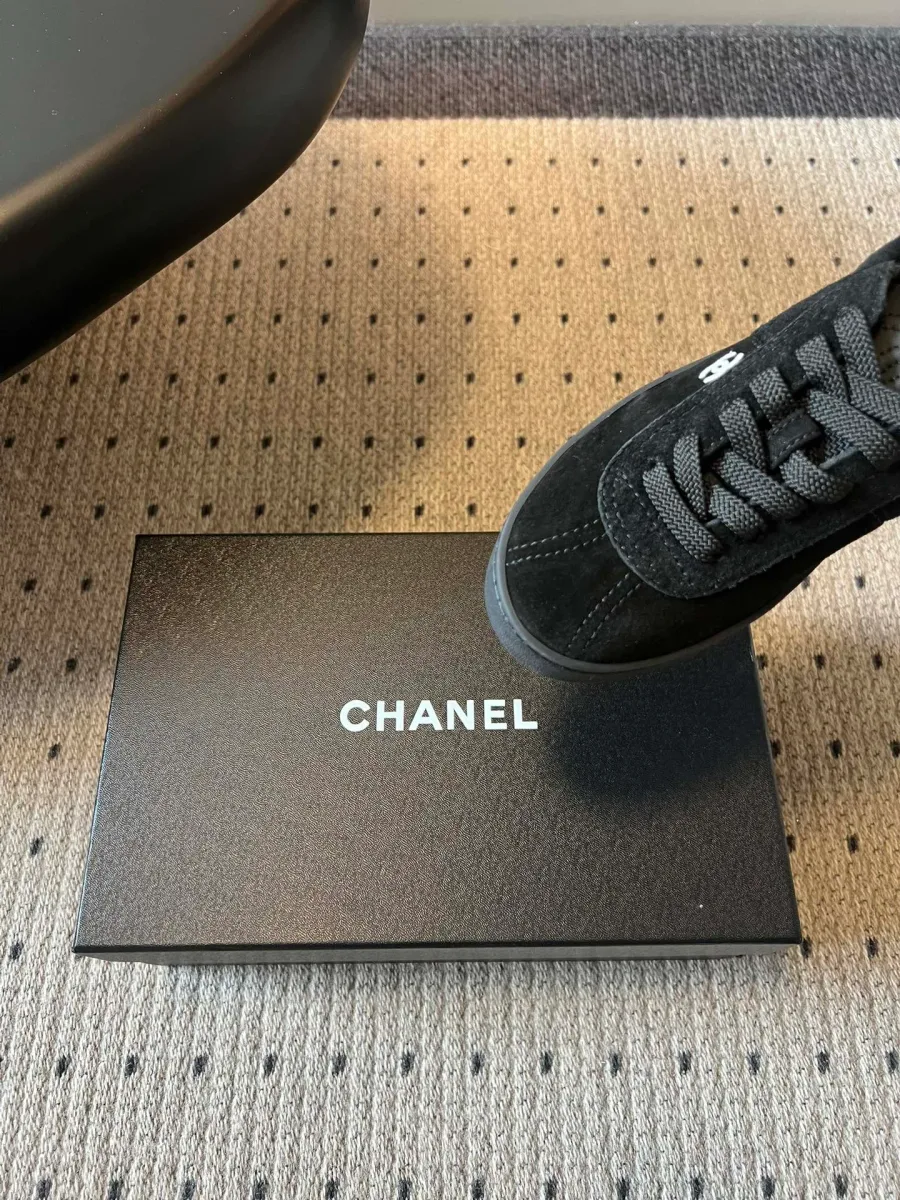 Передняя часть чёрного замшевого кеда Chanel с круглым мыском и шнуровкой
