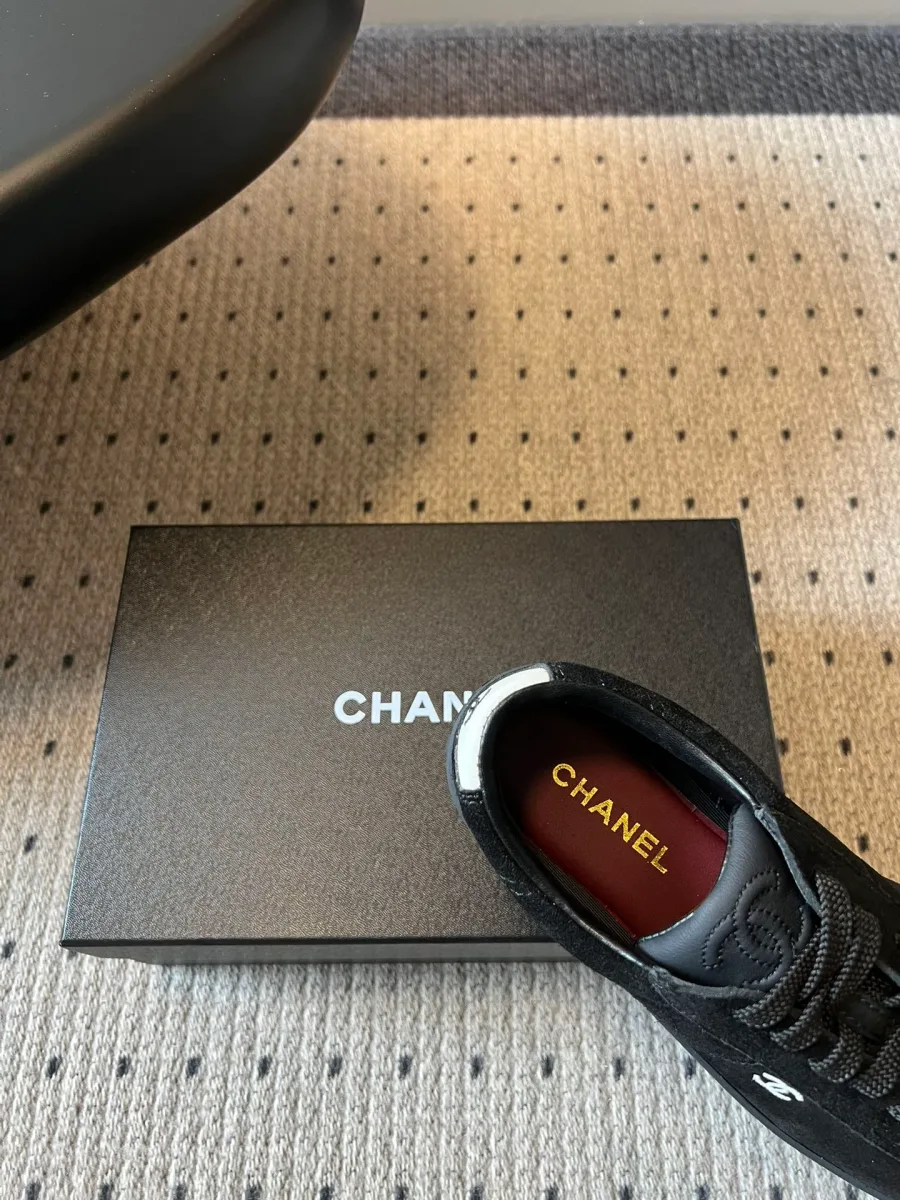 Кед Chanel крупным планом с видом на внутреннюю отделку, стельку и язычок