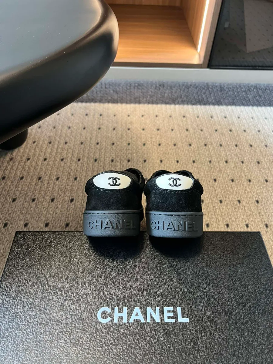 Кеды Chanel, вид сзади на белые акцентные вставки с монограммами CC
