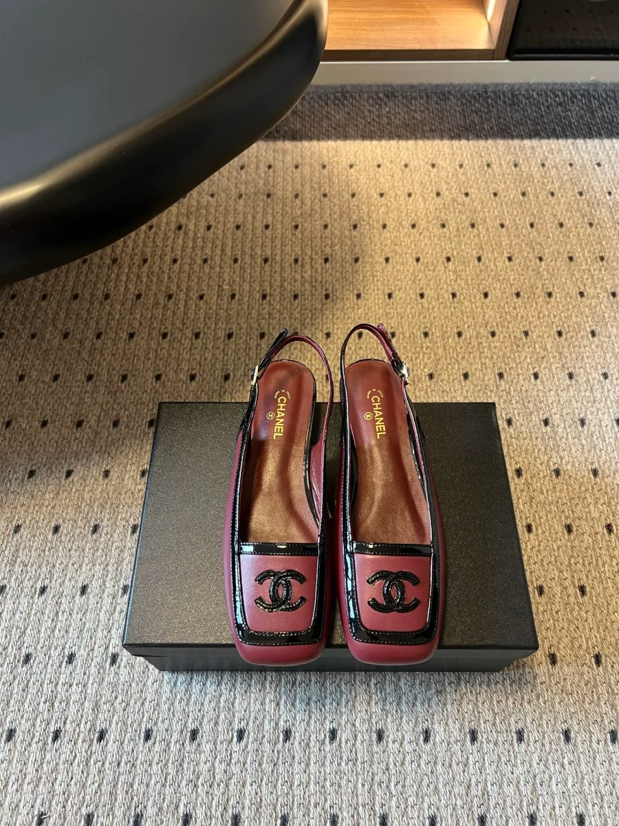 Бордовые слингбэки Chanel с квадратным мысом и чёрной отделкой, вид сверху на коробке