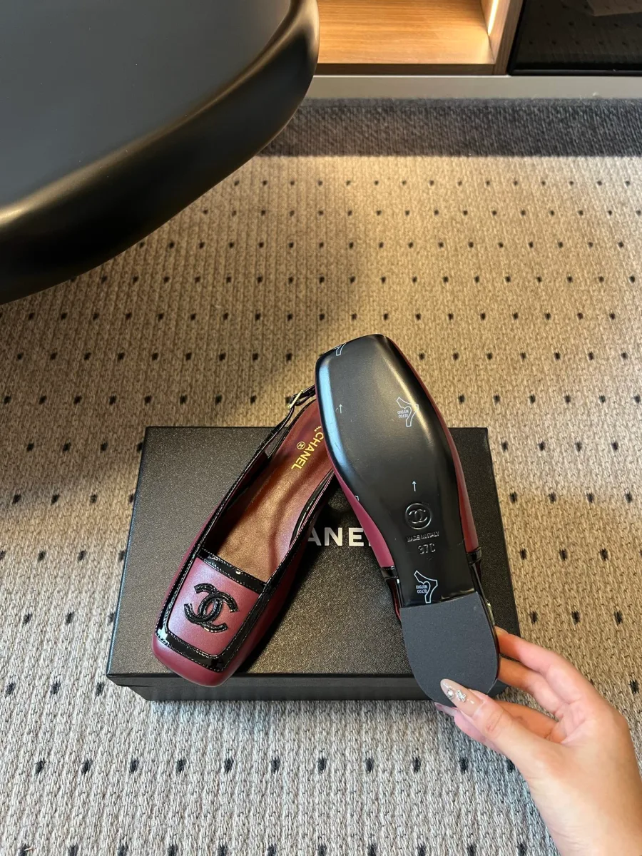 Кожаные туфли Chanel с открытой пяткой и демонстрация подошвы из натуральной кожи