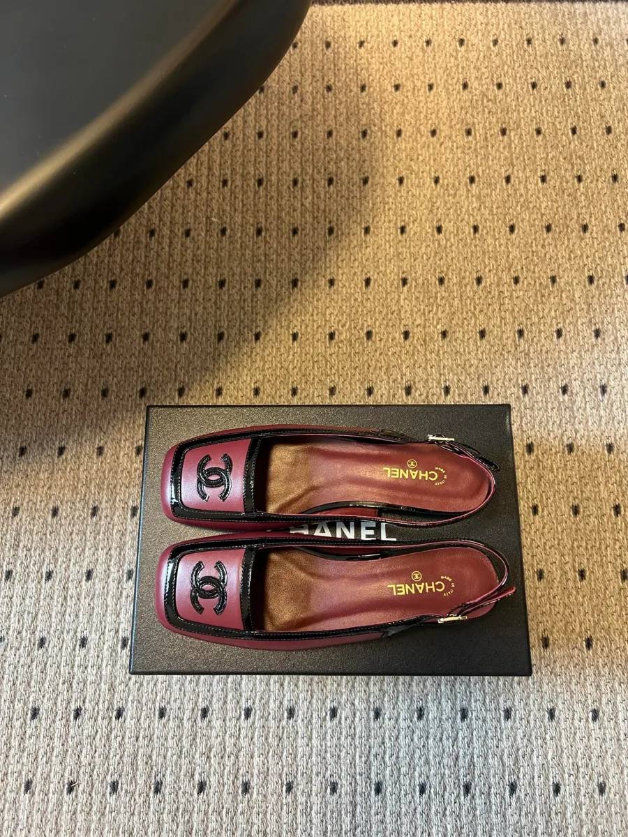 Пара бордовых слингбэков с квадратным носком на фирменной коробке Chanel, вид сверху