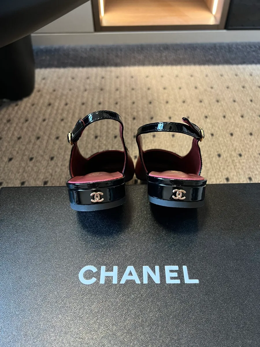 Вид сзади на низкие каблуки слингбэков Chanel с металлическими логотипами CC