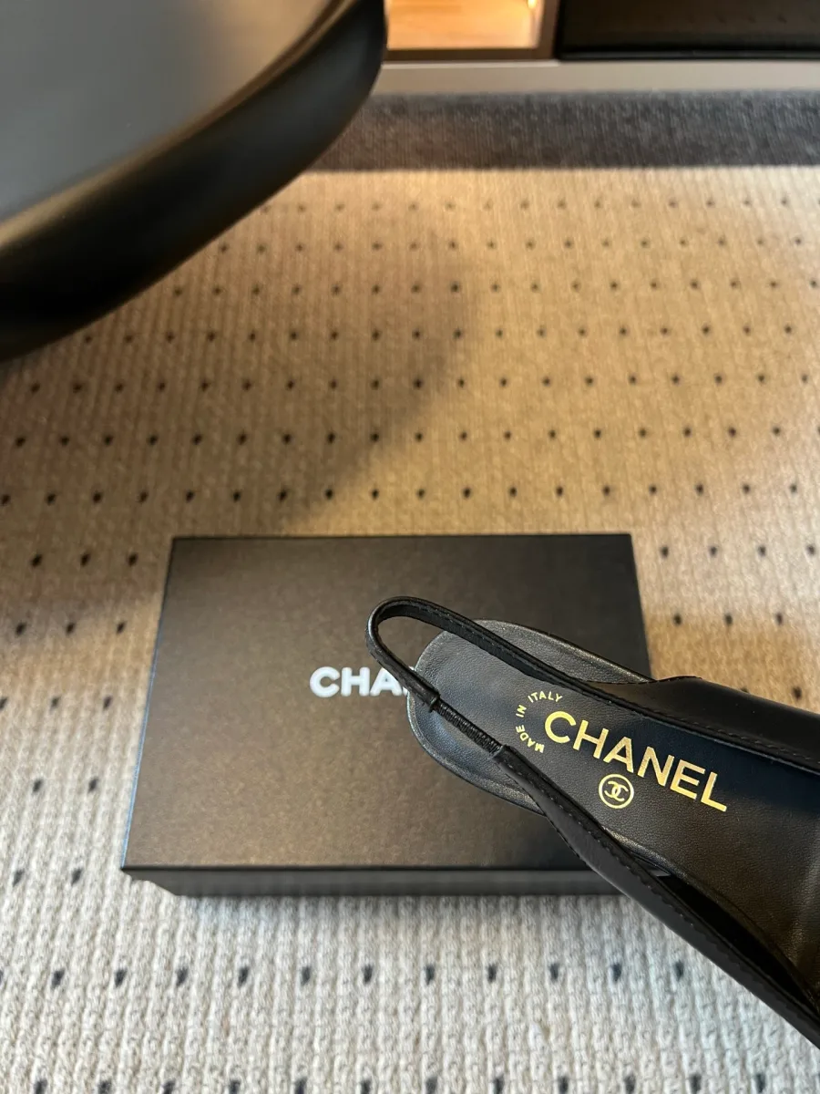 Крупный план пяточного ремешка и логотипа Chanel на стельке