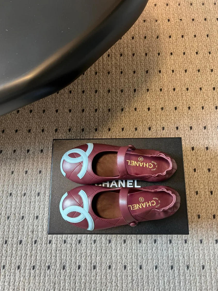 Пара бордовых балеток Chanel с мягким кантом, вид сверху