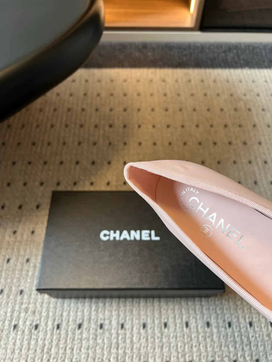 Крупный план внутренней кожаной отделки и стельки с тиснением Chanel