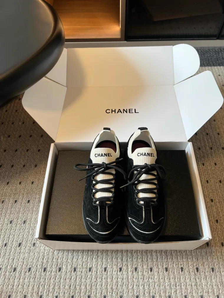 Chanel Чёрные замшевые кроссовки с контрастной отделкой