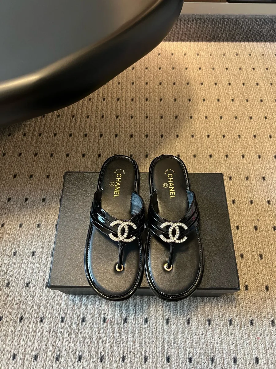 Чёрные кожаные шлёпанцы Chanel с логотипом CC со стразами на коробке, вид сверху